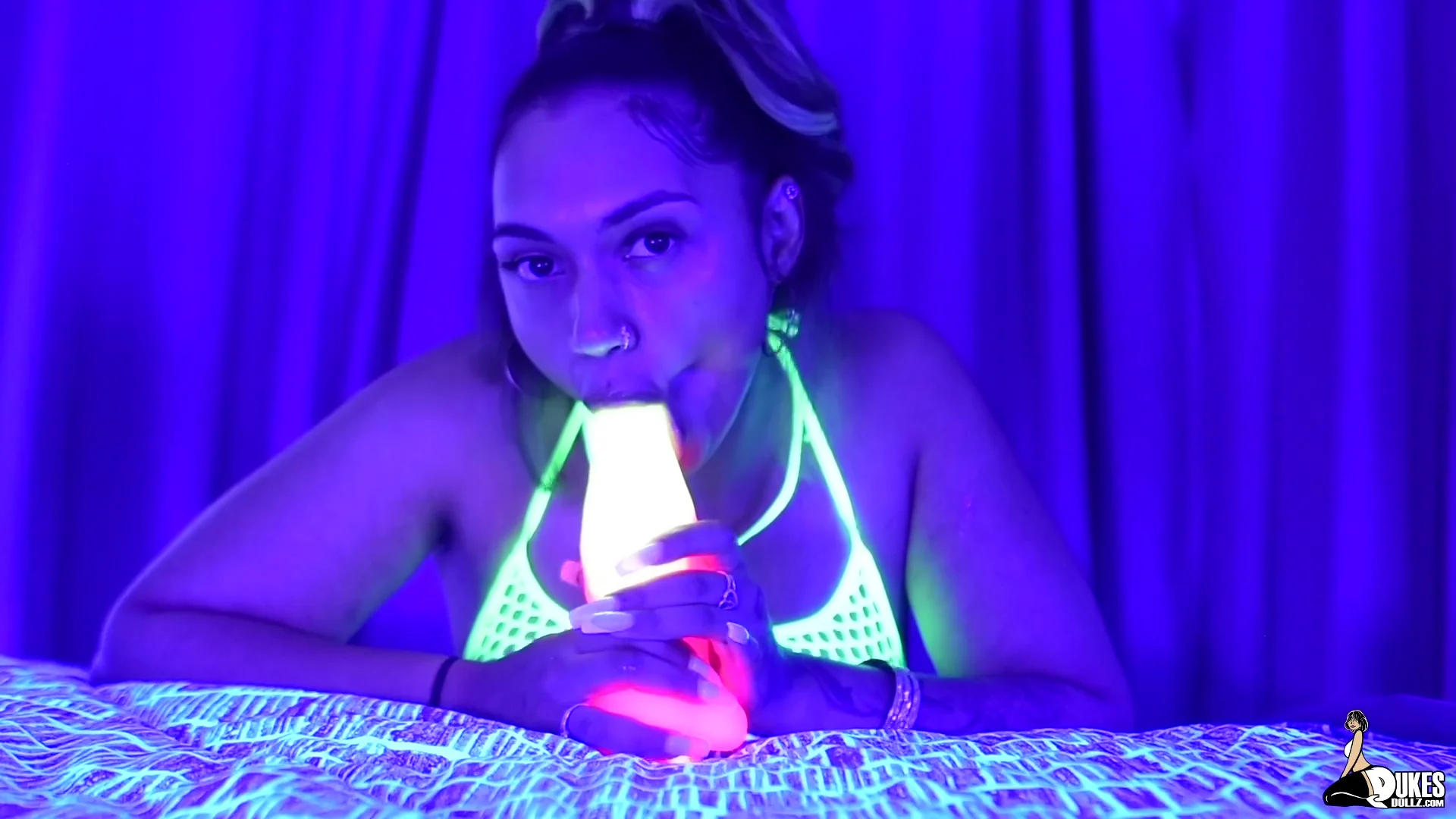 Exotic Hottie Honey Tsunami Sucks On A Dukes Dolls Fat Dildo - Dukes Hardcore Honeys