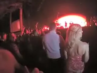 Blowjob in the middle of the concert
