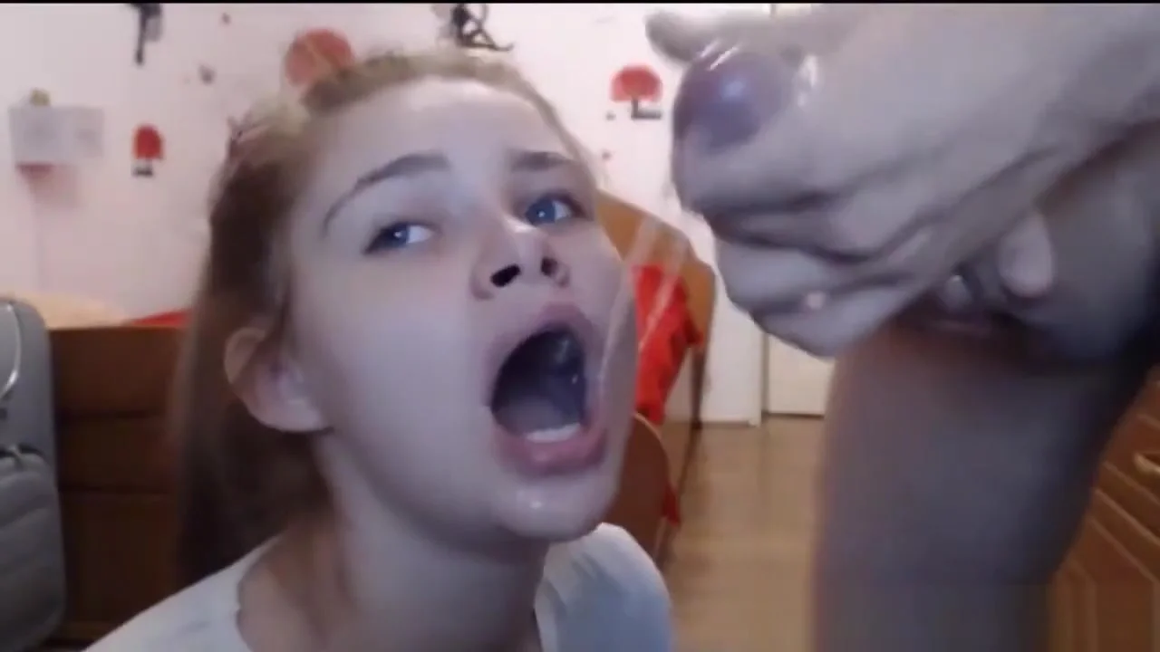 Friend with benefit gets a blowjob from BFF