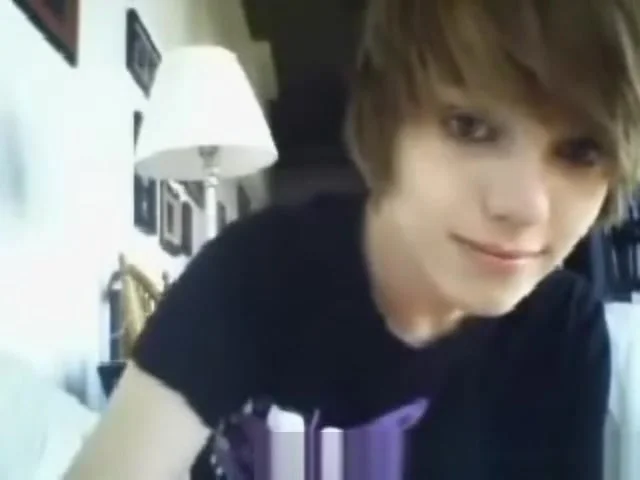 Hot emo webcam cutie shows tits and fingers her twat