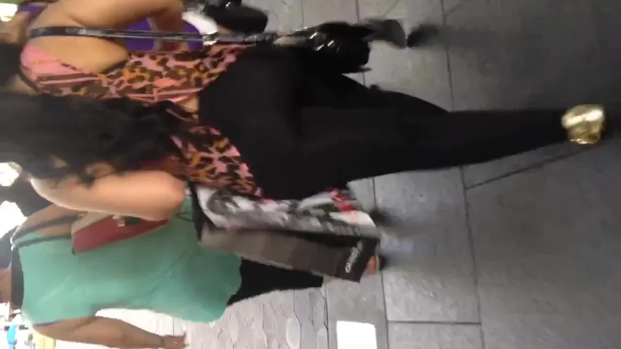 Big booty Arabic booty in leggings