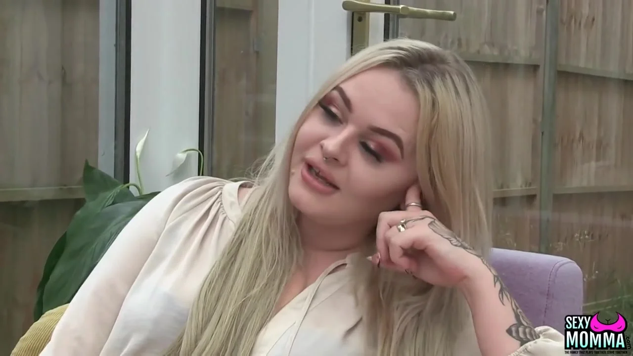 SEXY MOMMA - Lana Rose Licks Step mom Pia's Twat!