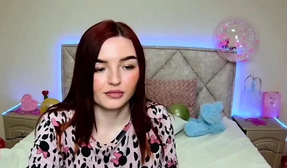 Solo redhead amateur babe NicolPot have fun on webcam