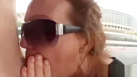 Fellation en public a une vieille femme