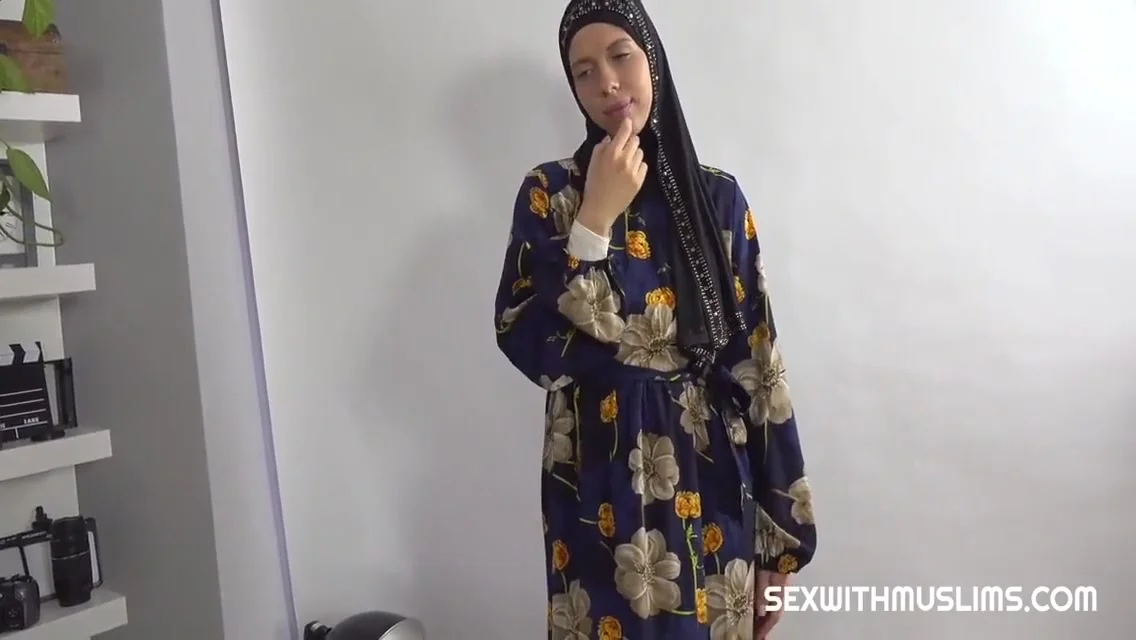 Sexy In Hijab Wants Some Photos 9 Min With Jessie Way, Max Dior And Holly Molly