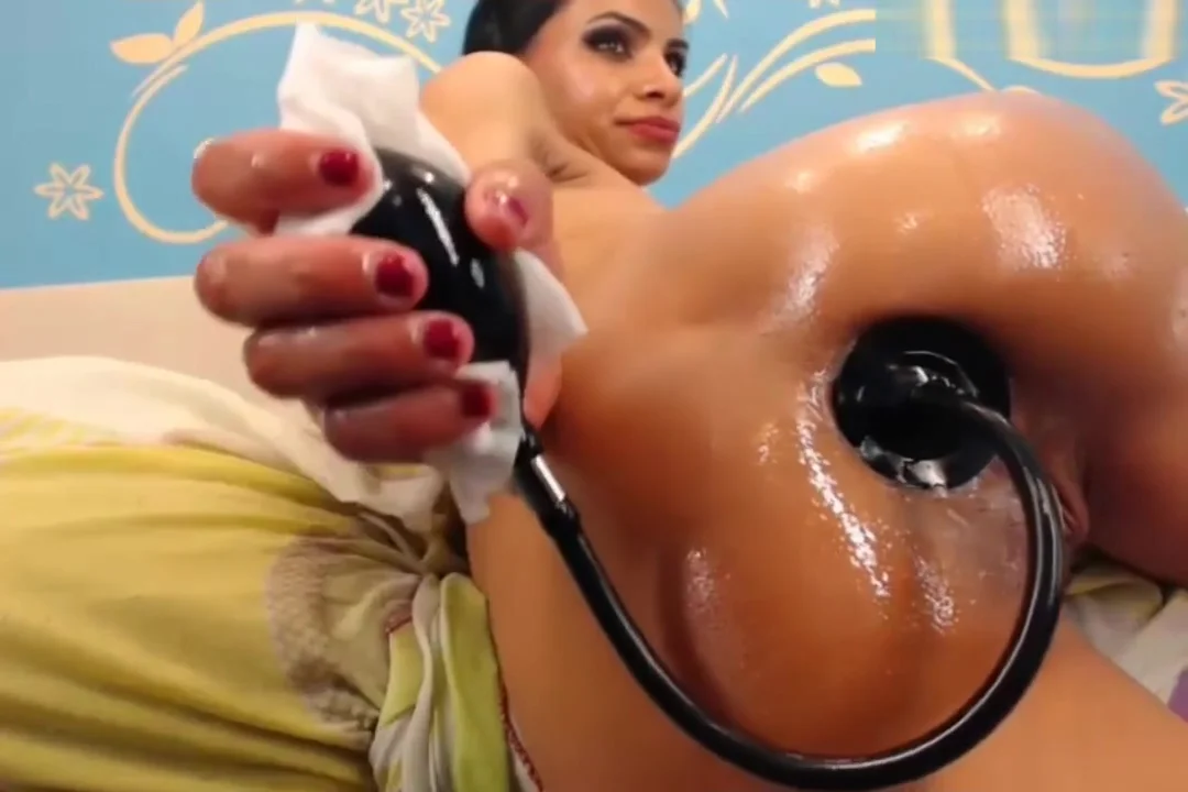 Milf is extending her ass hole