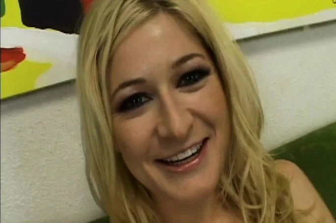 Dazzling blonde Heather Gables puts her blowjob abilities into action