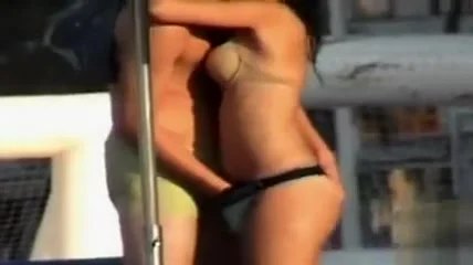 Amateur girlfriend finger fucked vigorously on the public beach