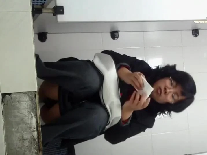Chinese milf spied taking a piss