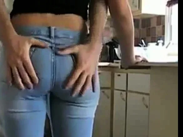 Cette petite salope en tight jeans se fait peloter le cul.
