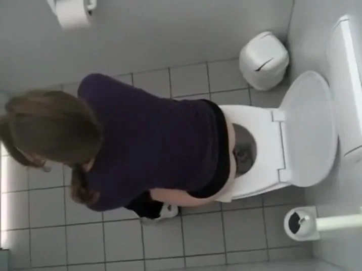 spies a college girl in the toilet