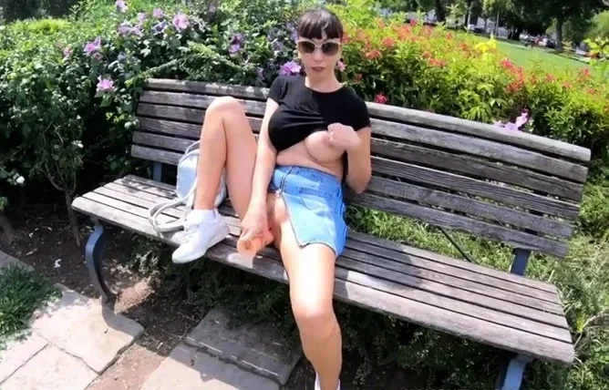 Russian mom - Toy bench - Public outdoor flashing