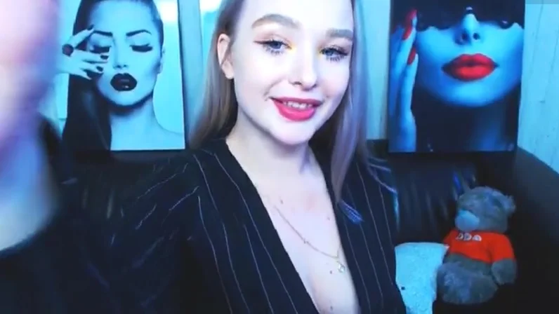 Russian slut sucks her dildo
