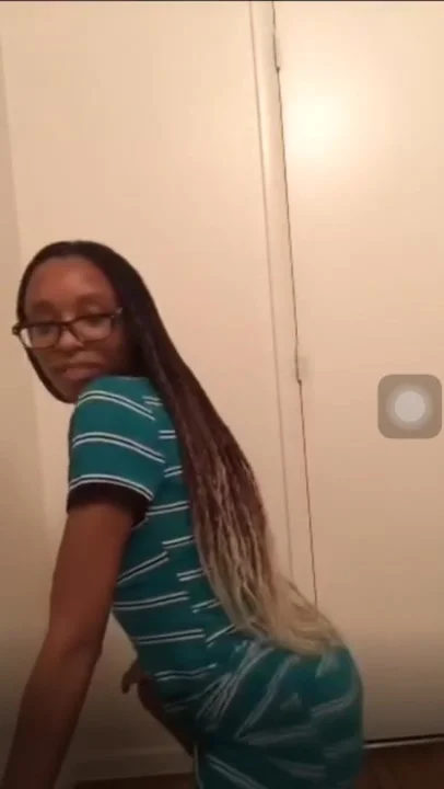 Skinny girl twerking in dress on periscope