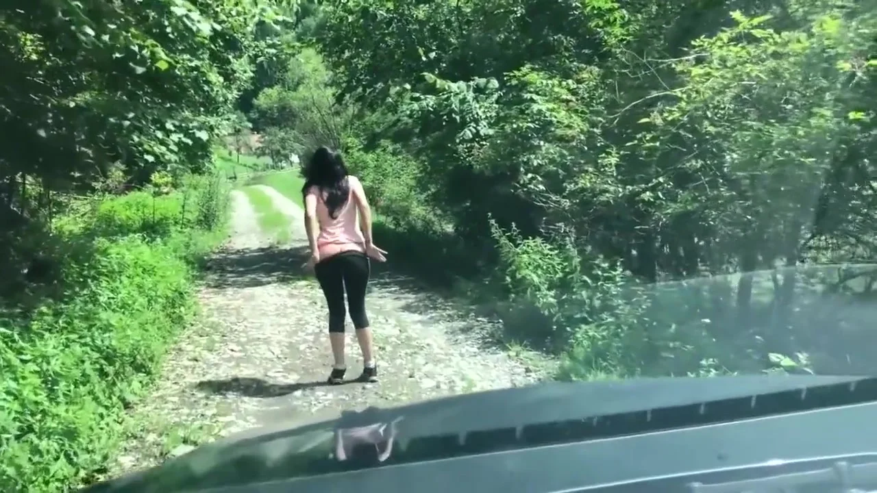 Amateur girl fucked while hiking in the forest