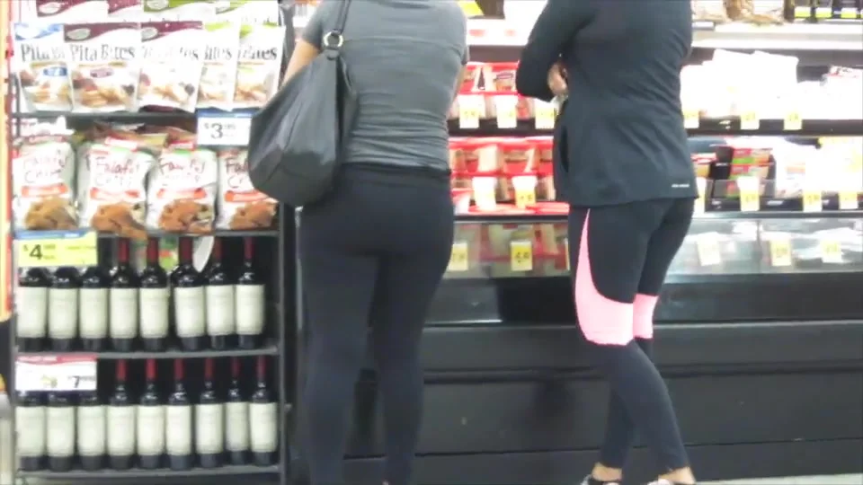 Candid Big Booty Latina MILF