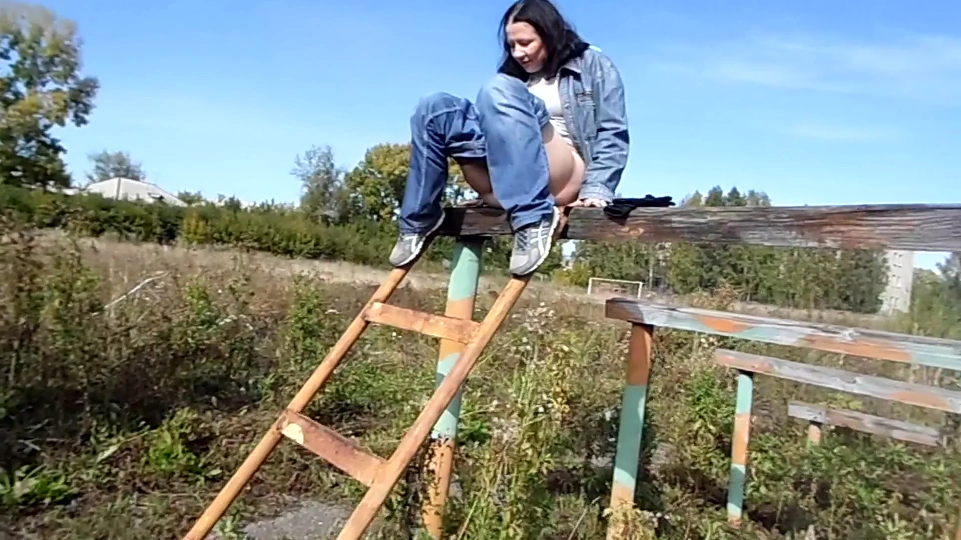 Pissing Fetish Mature Milf Sitting On Stairs Outdoor Freaks Retro