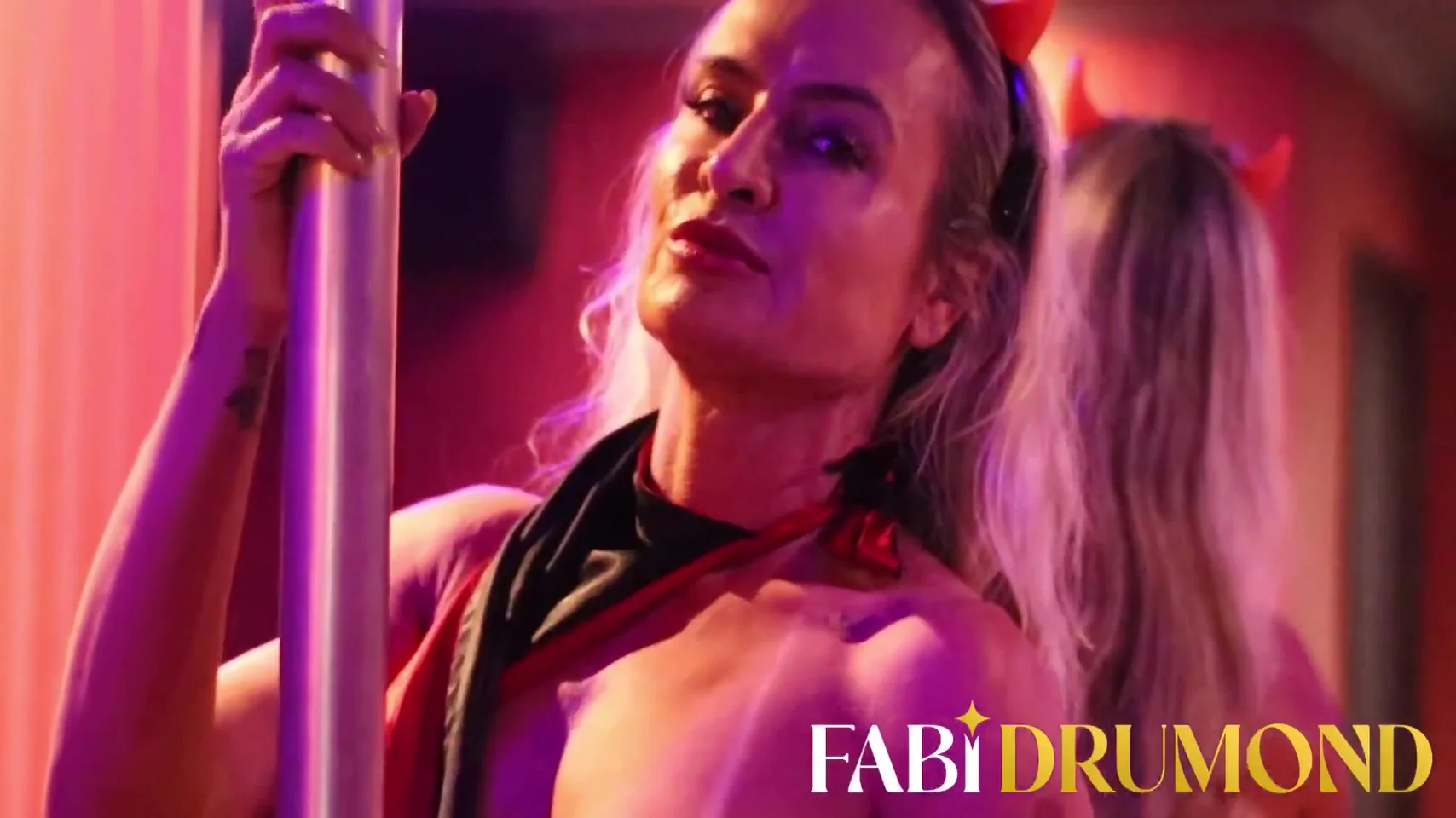 Diabinha Milf Se Exibiu No Pole Dance E Fodeu Gostoso Ate Ele Gozar Na Sua Bunda Grande - Fabidrumond .br 5 Min
