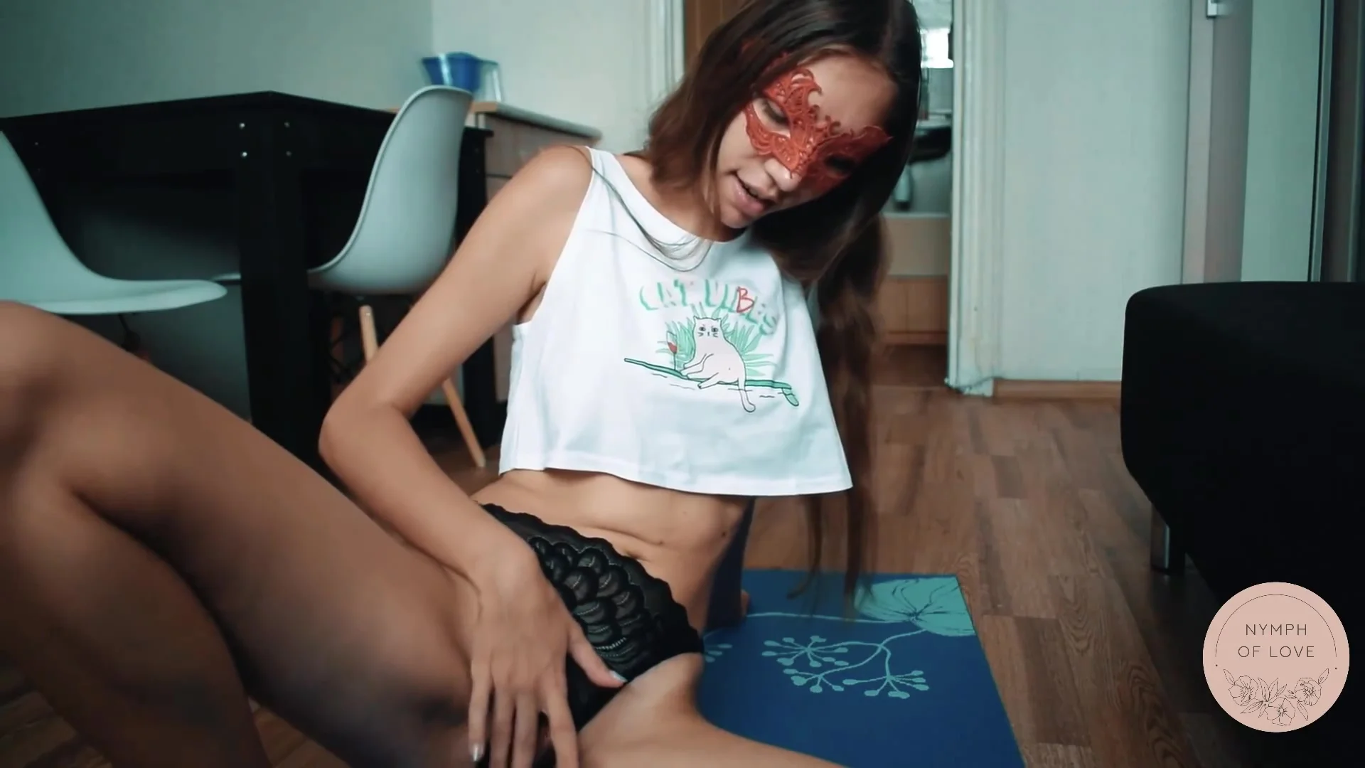 Sporty Babe Sweetly Cums From A Dildo