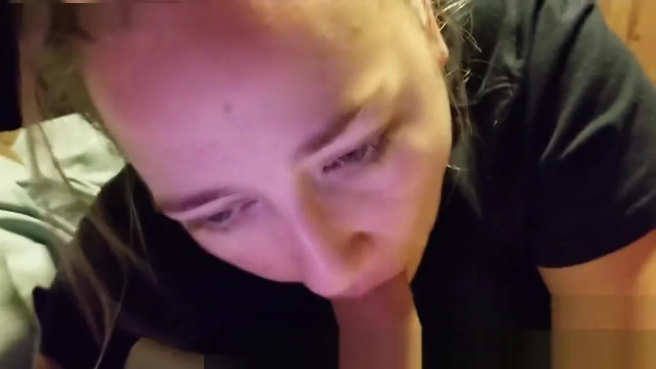 PAWG Gets A Surprise CIM,Close Up BJ While Playing Her Phone,Love Her Eyes