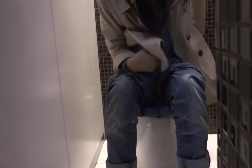 asian girls peeing toilet