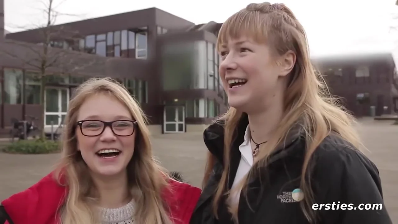 Deutsche Madels Vergnugen Sich In Einer Bibliothek In Berlin