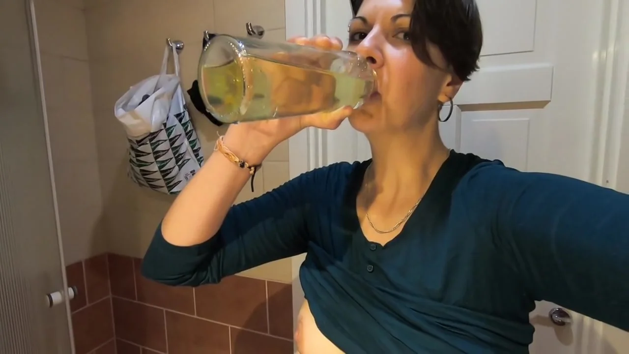 Girlfriend Drinks Her Own Pee From Bottle
