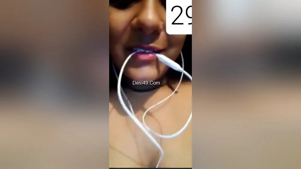 Today Exclusive-sexy Desi Chick Shows Her Boobs