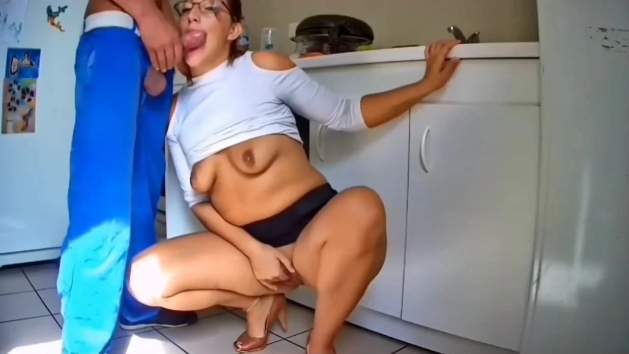 Cette Milf Suce Et Baise Un Plombier En Train De Travailler