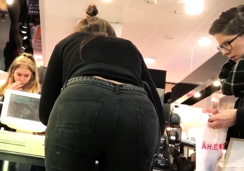 AMAZING BUSTY MILF TIGHT JEANS 2