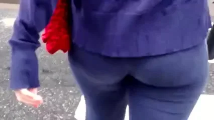 SDRUWS2 - BIG BUTT PANTY LINES IN GYM PANTS