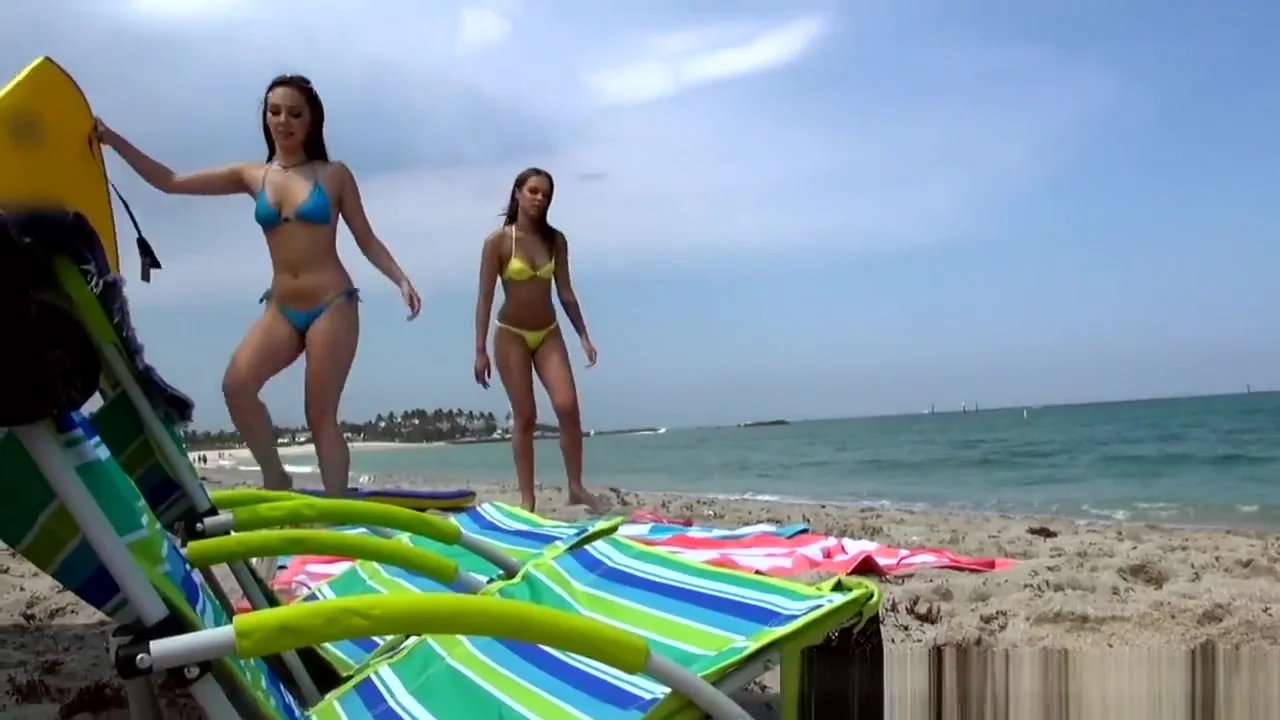Lesbian Bikini Babe Rimmed And Scissored