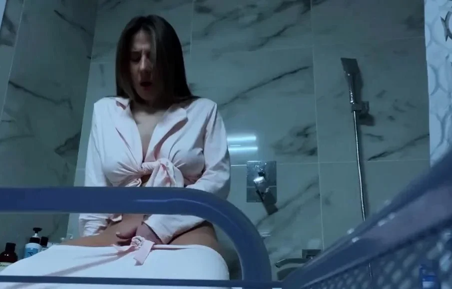 Teen babe secretly masturbates on webcam in bathroom.