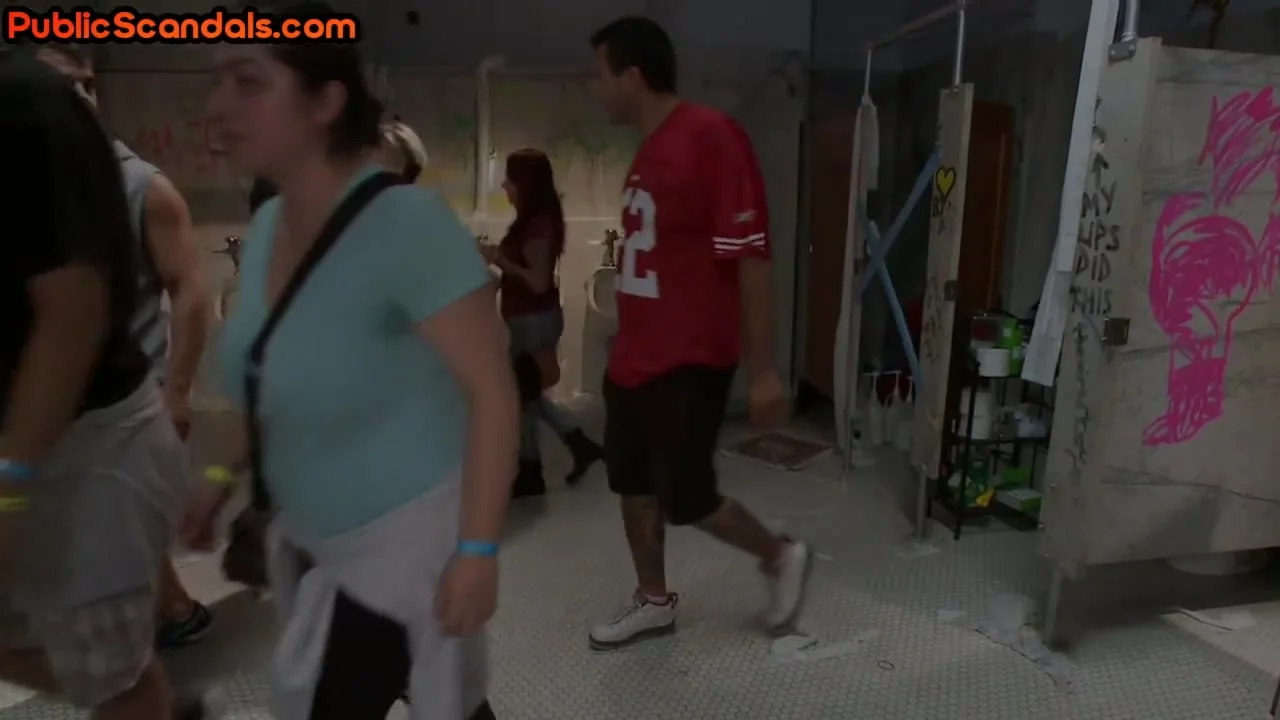 Blowbanged skank gets bukakke treatment in public