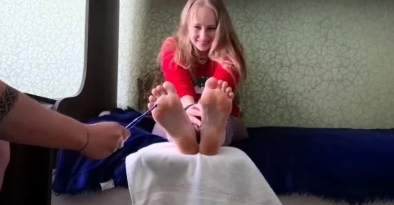 Meri Mouse Tied Milf Gets Her Feet Tickled Since Laughs
