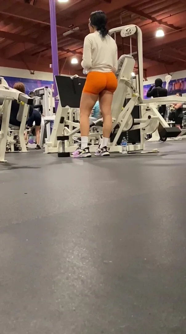 Gym big booty candid