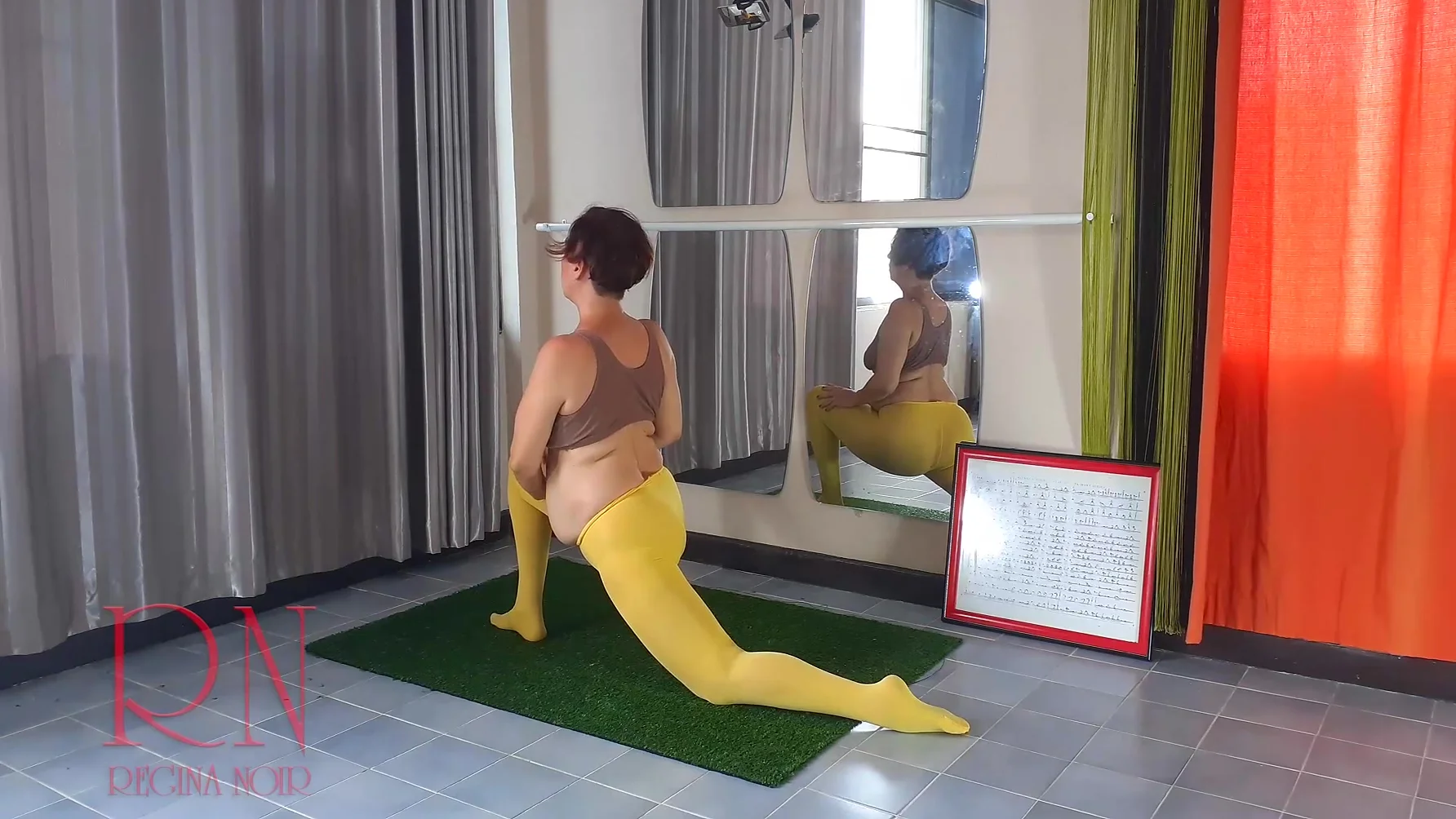 Regina Noir In Yoga In Yellow Tights Doing Yoga In The Gym. A Girl Without Panties Is Doing Yoga. Cam 2