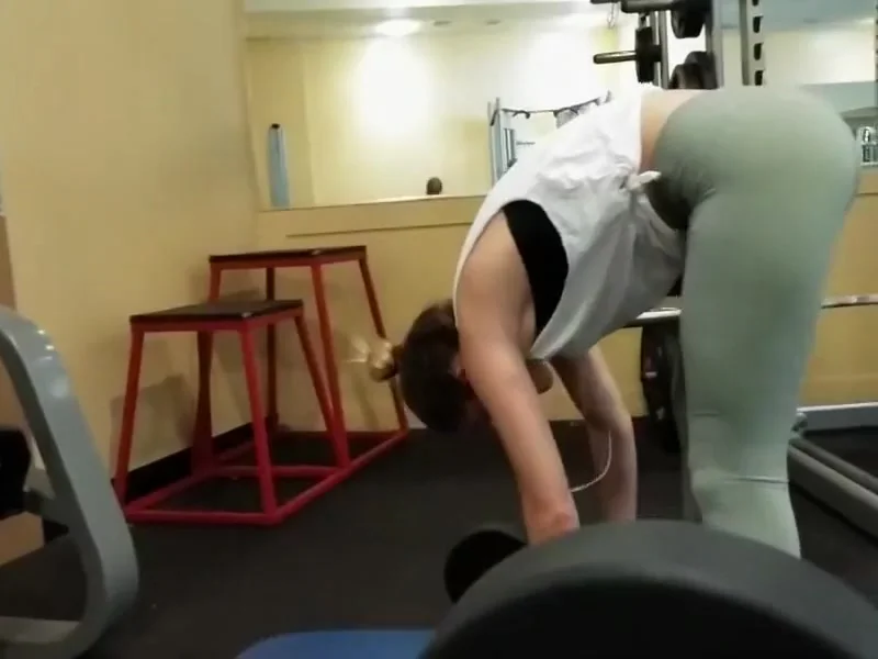 Hot ass and legs workout in the gym