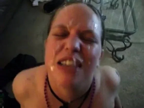 Dirty talking trailer trash chick takes a facial.