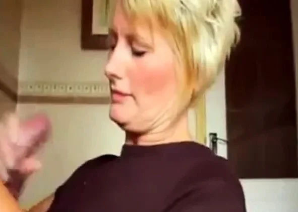 Aunty wanks me off