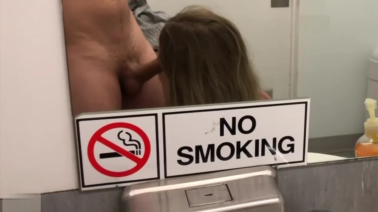 BLONDE teen 18+ FLASHING ASS IN A DEPARTMENT STORE