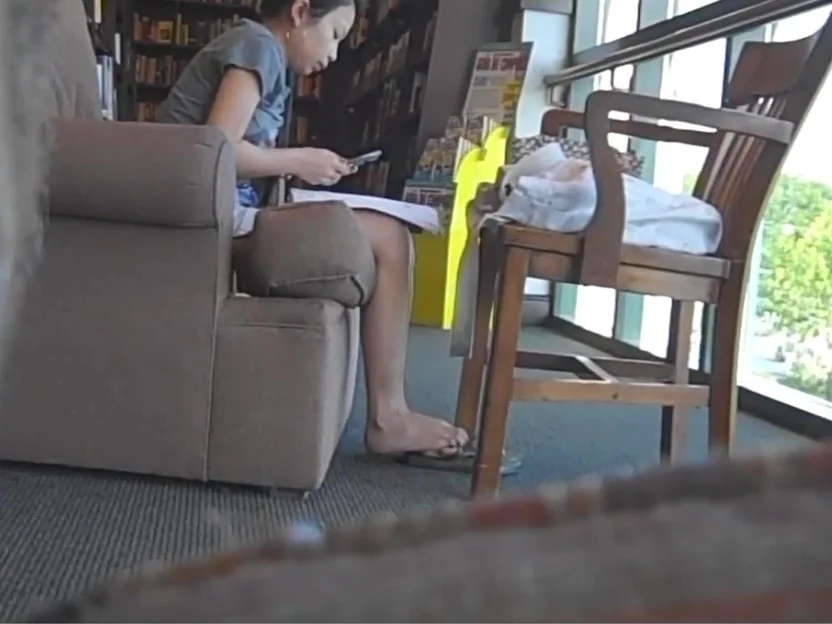 Candid Asian Feet in Flip Flops and Bare 2010 pt 1