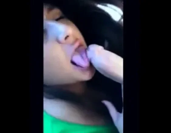 Teen gives head in car
