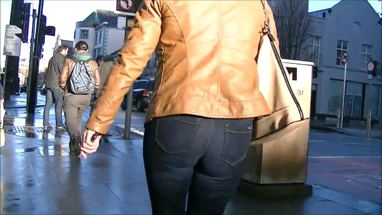 Candid blonde milf in tight jeans and leather jacket
