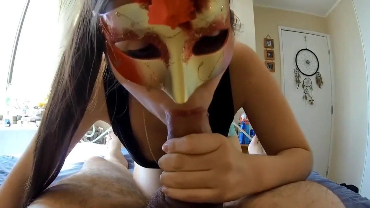Hot masked girl gives blowjob!