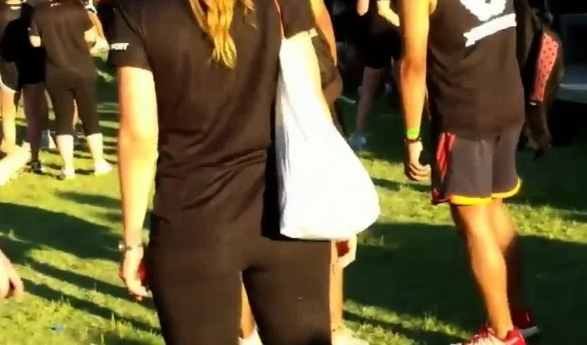 big ass blonde in leggings at concert