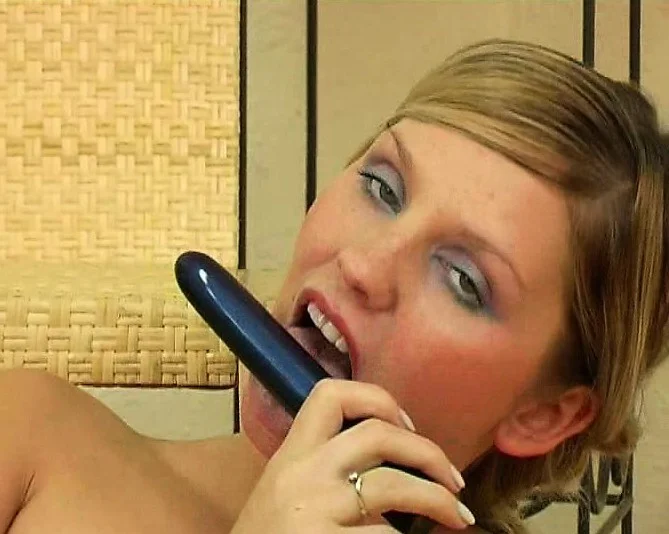 Short haired blonde with a spicy ass gives her cunt her full attention