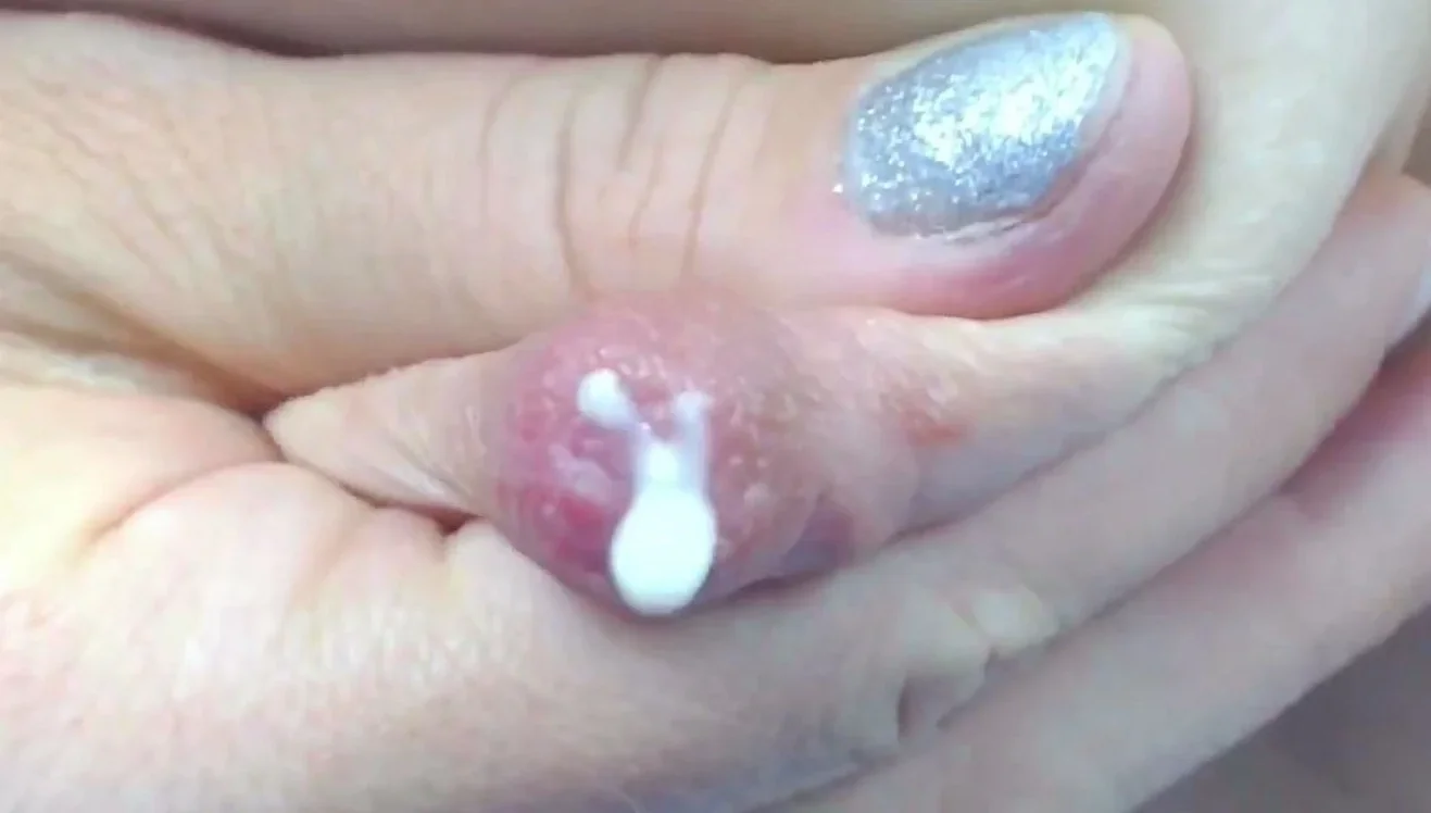 Amateur dude with a nipple fetish