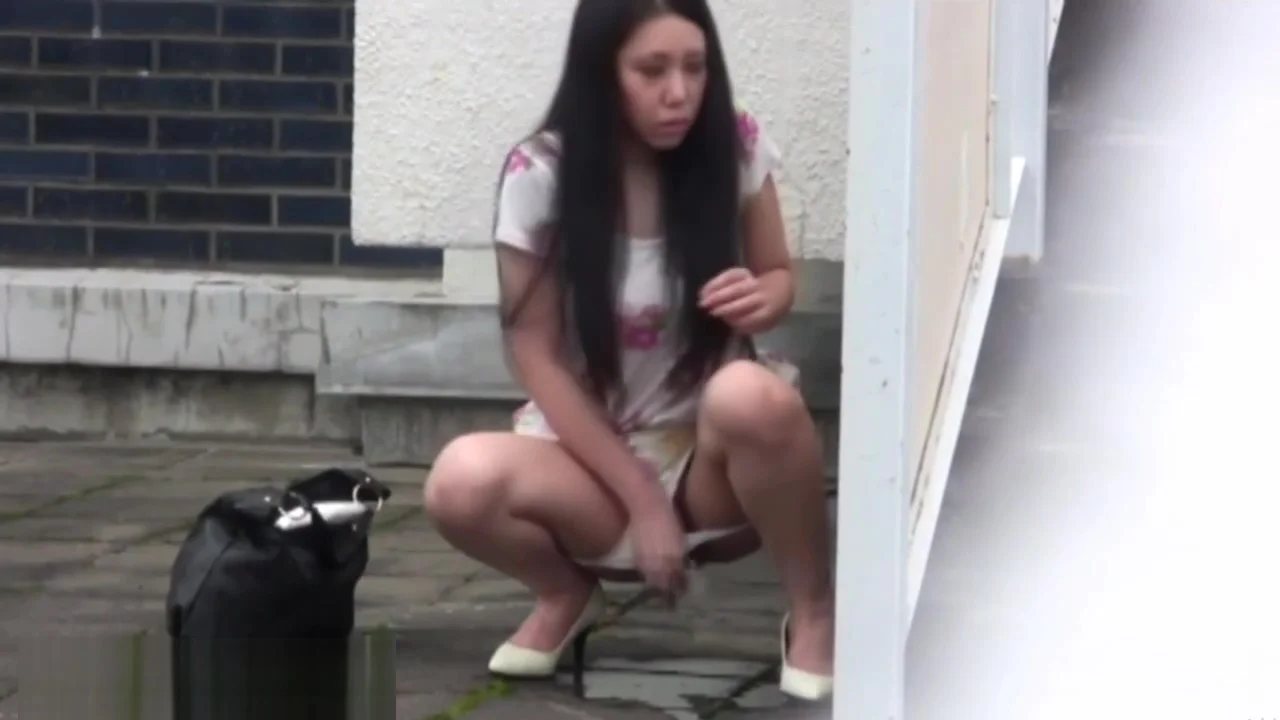 Japanese ho caught peeing