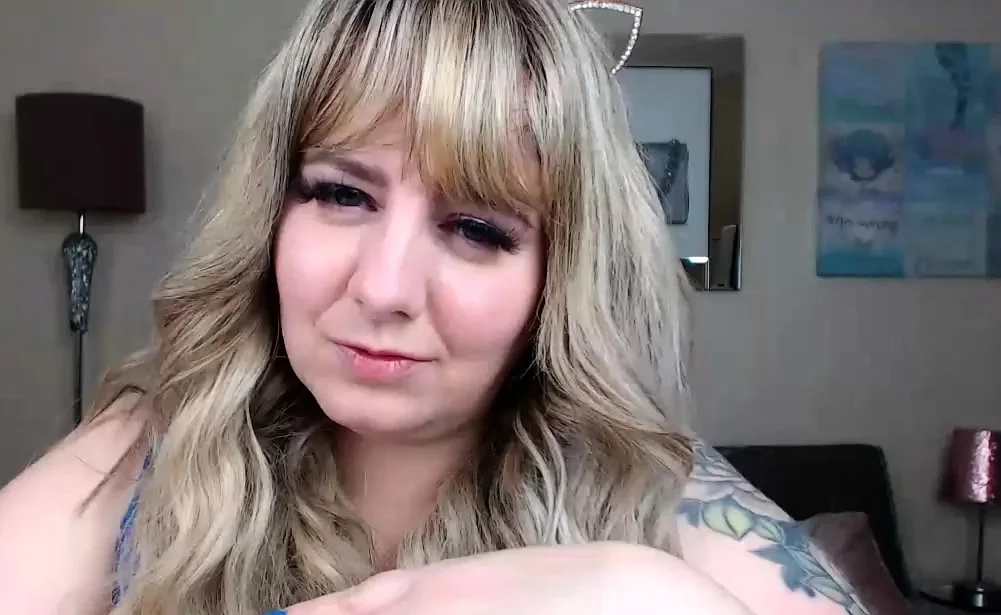Amateur Blonde BBW Dildoing